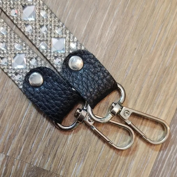 Stylish Silver and Black Water Bottle with Geometric Design - Picture 6 of 10